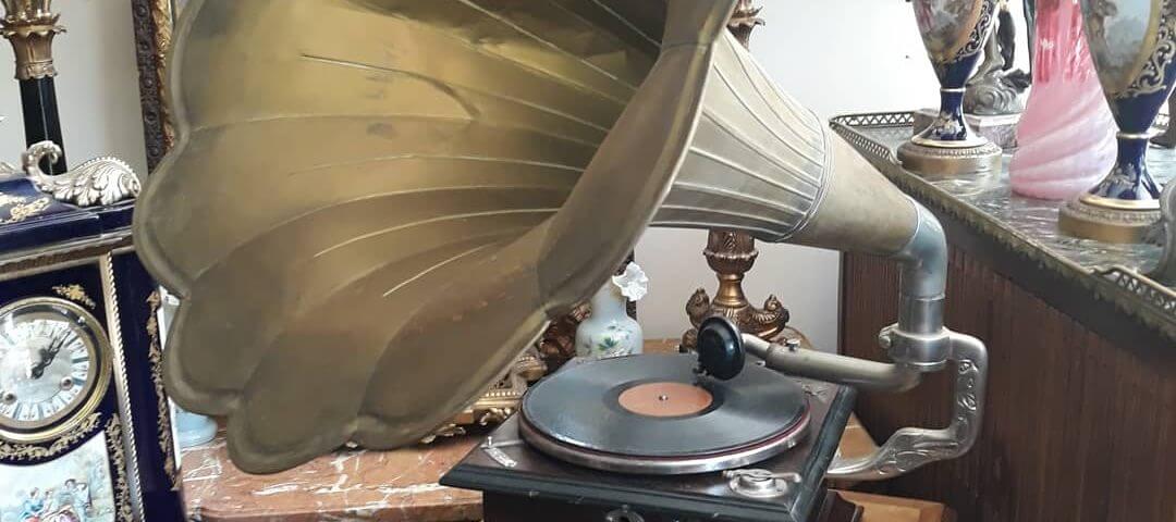 Gümüş Görünümlü Antika Gramafon